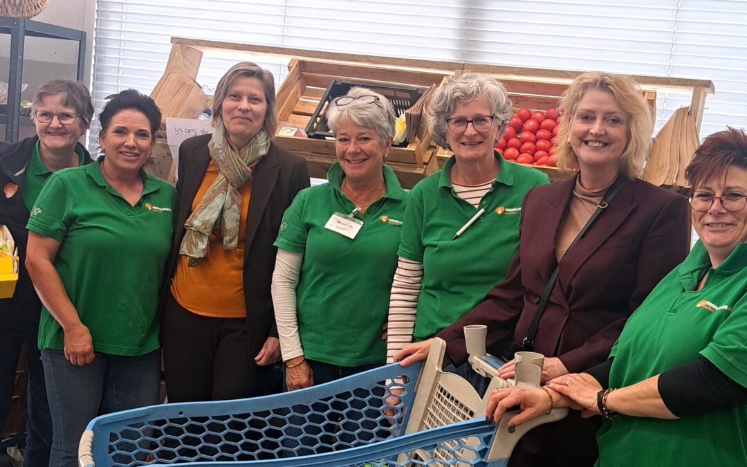 Burgemeester en wethouder ‘winkelen’ bij de Voedselbank